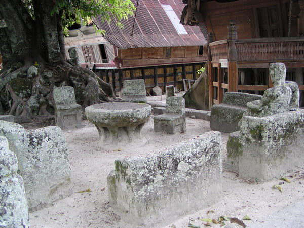 Tak toto jsou ty kamenné lavice