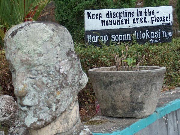 A jsou tu i kamenné hlavy. Jen se prosím chovejte slušně...