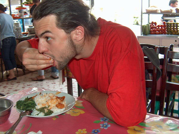 V Parapatu si ještě dáme obídek, Hlad se rychle učí i místní styl jedení.