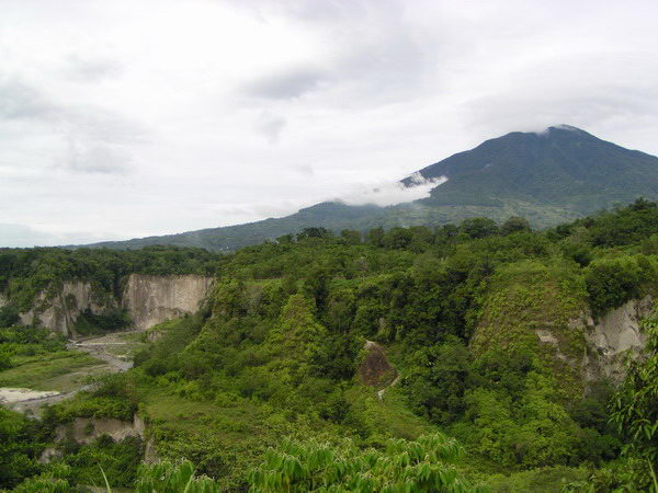 Ráno jdeme do parku Taman Panorama odkud je hezký výhled. Bohužel se park ale rekonstruuje a není přístup do jeskyní využívaných za války Japonci