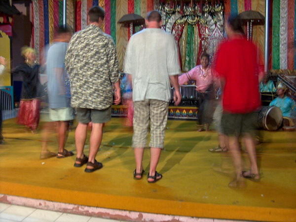 Na konci večera byli zapojeni i "bule" - běloši