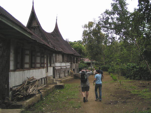 Další den ráno jedeme na "poznávací" tůru po okolí s průvodcem. Ten je naštěstí dost vzdělaný a dost se toho od něj dozvíme