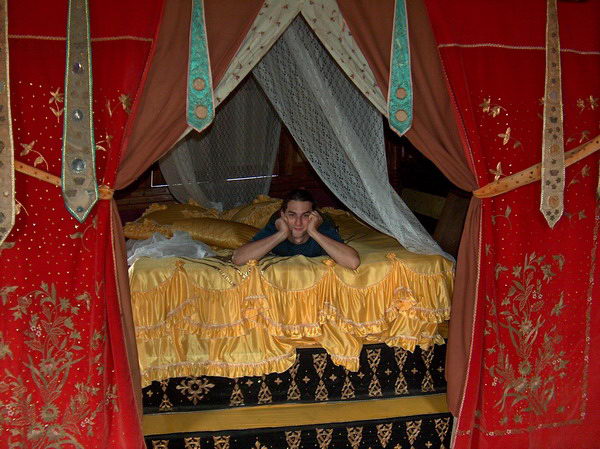 Hlad si nenechal ujít příležitost zakusit měkkost královského lože