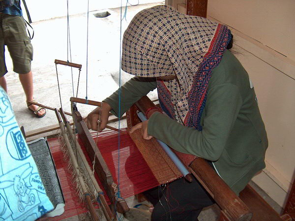 O kousek dál zase ženské ručně tkají látku. Nakupujeme pár suvenýrů a jedeme zpět do Bukittinggi