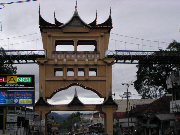 Most v Bukittinggi z jednoho kopečku na druhý.