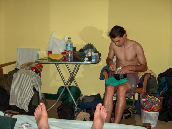 V hotelovém pokoji pro dva (jsme tři)