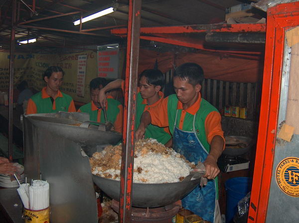 Obří hrnec nasi goreng (smažené rýže), to bude tržba!
