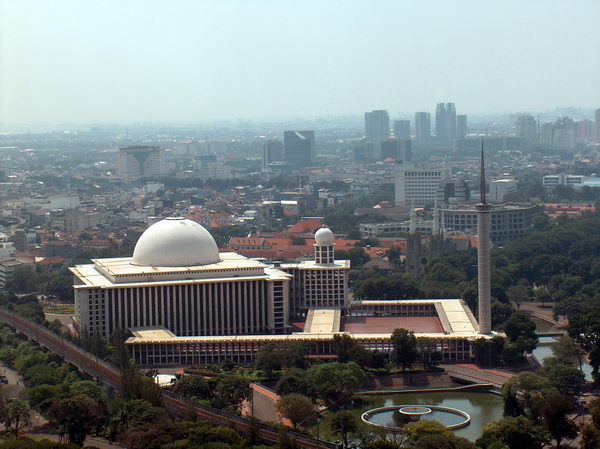 Údajně největší mešita v JV Asii Istiqlal, kterou nechal vystavět Sukarno...