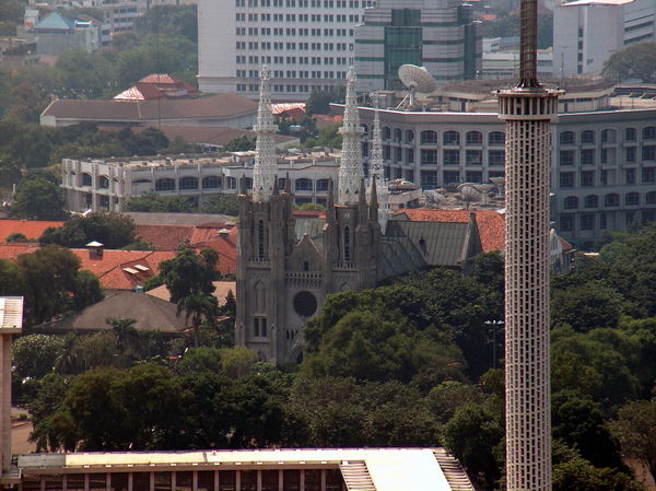 ...a hned vedle ní je katolická katedrála z počátku 20. století.