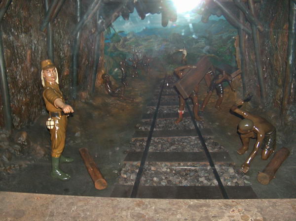 V přízemí Monasu je muzeum historie Indonésie zobrazující jednotlivé epochy pomocí panáčků. Zde krutá nadvláda Japonců a stavba železnice za druhé světové války.