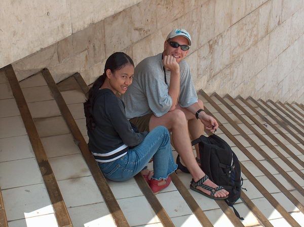 Dikouš se vymluvil, že má závrať, aby nemusel nahoru, ale ve skutečnosti si vykecával s místní kráskou:-)