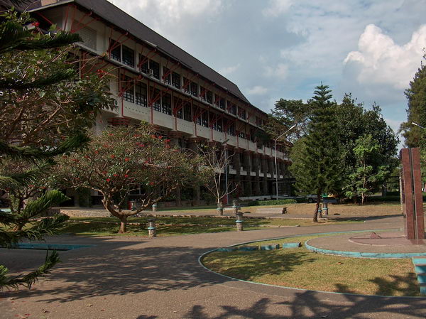 ITB (Institut Teknologi Bandung), původně holandská univerzita, studoval zde Sukarno a později ji nechal přestavět