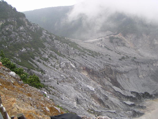 Pohled na protější svah kráteru