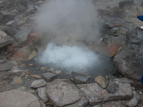 Přesun k bublajícím gejzírkům Kawah Domas