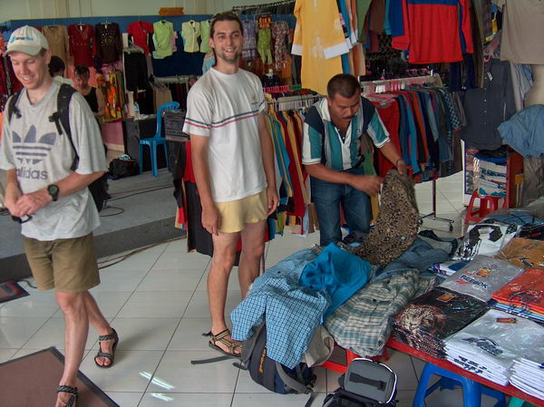 Zpět v Bandungu - narazili jsme na shop s levným oblečením a Hlad si ho hned zkouší (nejsou tam kabinky), čímž budí všeobecné veselí