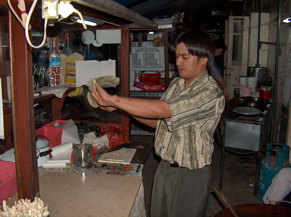 Zkušený "palačinkář", vyrábí něco jako obří palačinky (martabak telor) - mňam mňam