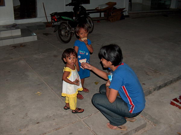 Imelda s místními děcky