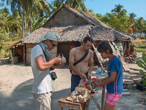 A uprostřed je chajda. Obědváme.