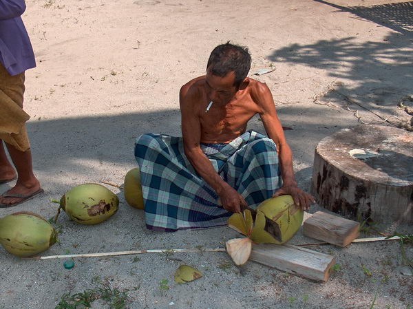 Místní jsou moc hodní a dají nám napít z kokosů, mňam mňam