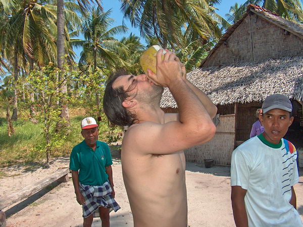 ...a tak si může sosat z vlastnoručně otevřeného kokosu