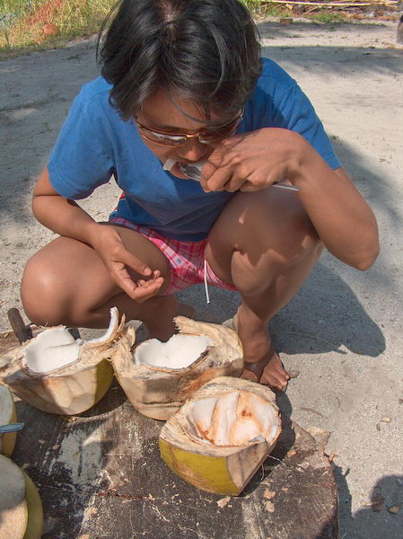 Imelda si dává kokosovou dřeň