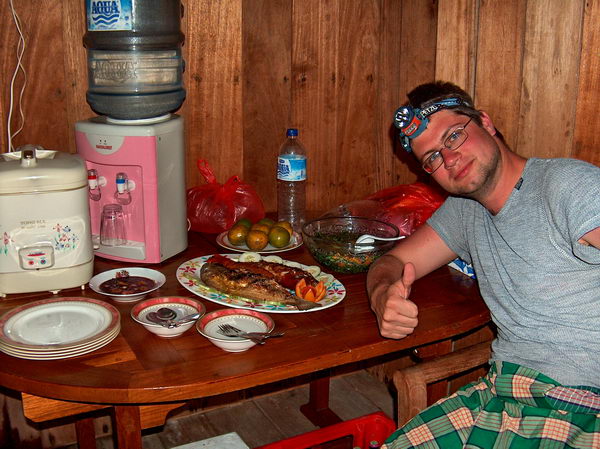 A nám majitel tohoto domečku posílá vynikající večeři - čerstvé ryby! Ale obrovské!