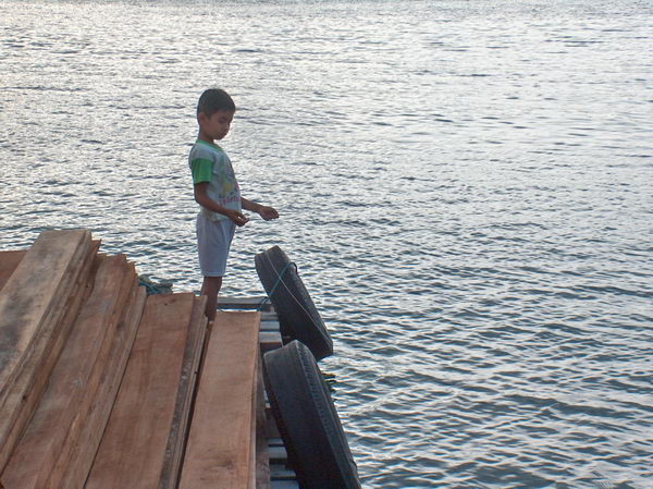 Ráno. Hošík chytá ryby.