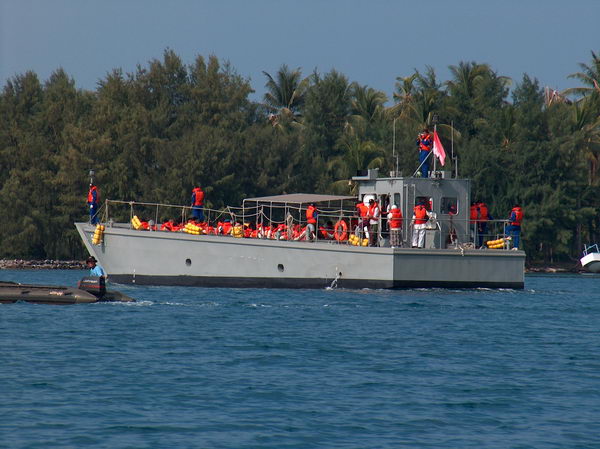 Kolem projíždí nějaká vojenská loď...