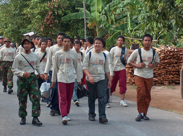 ...a na pevnině mašírují studenti. Mají prý cosi jako "týden s armádou", nebo brannou výchovu, aby se naučili disciplíně...