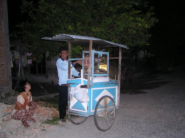 Zpět ve městě, kupujeme si sate (maso na špejli)