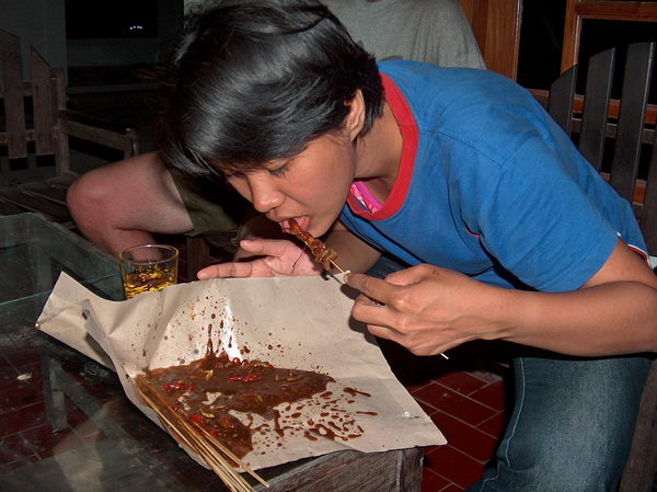 Zalejvají to asi litrem burákové omáčky, ale ta chutná jen Imeldě:-)