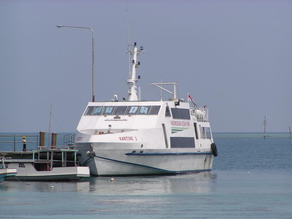 Čas v ráji se nachýlil, jedem zpět na Jávu, teď už rychlejší lodí