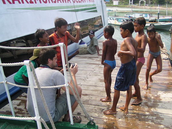 Na molu nás ještě baví místní klučinové skoky do vody