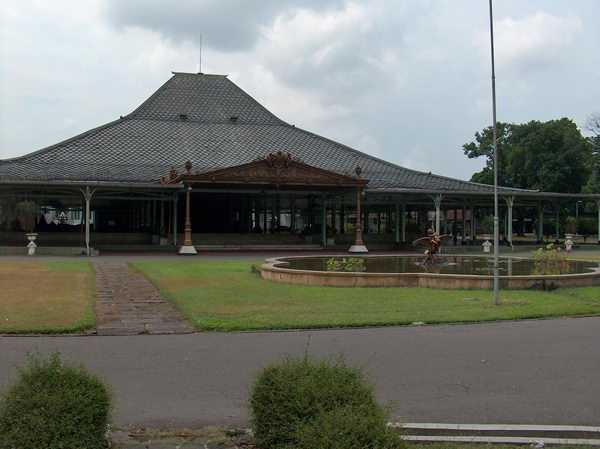 V Solu jsu dva velké palácové komplexy. Podle průvodce jdeme do toho druhého - Puri Mangkunegaran.