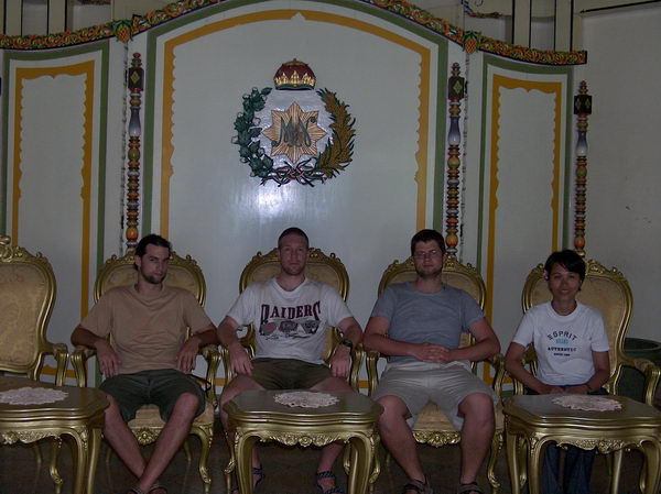 Foto na zlatých křeslech