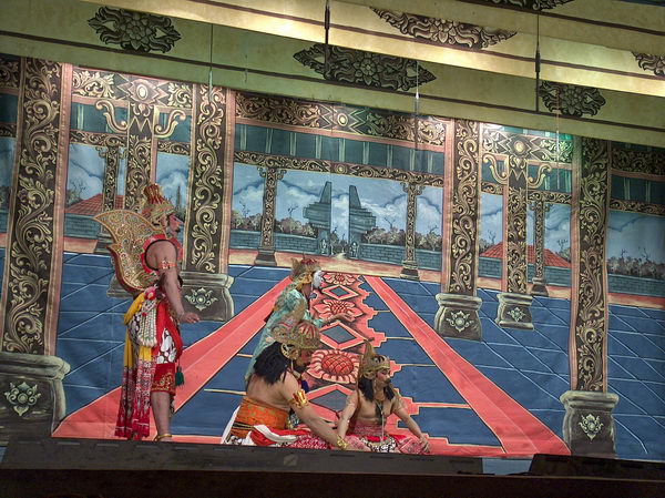 Večer jdeme s Imeldou na Javánské divadlo. Mají krásné kostýmy...