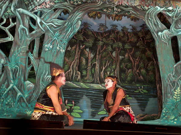 ...ale jednak mluví javánsky, takže jim nerozumí ani Imelda...