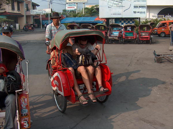 Druhý den ráno jedeme rikšou na autobus a pak na Tawangmangu