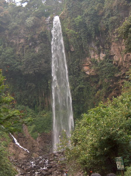 Vodopád Tawangmangu - prý 100 metrů vysoký (údaje různých zdrojů se liší)