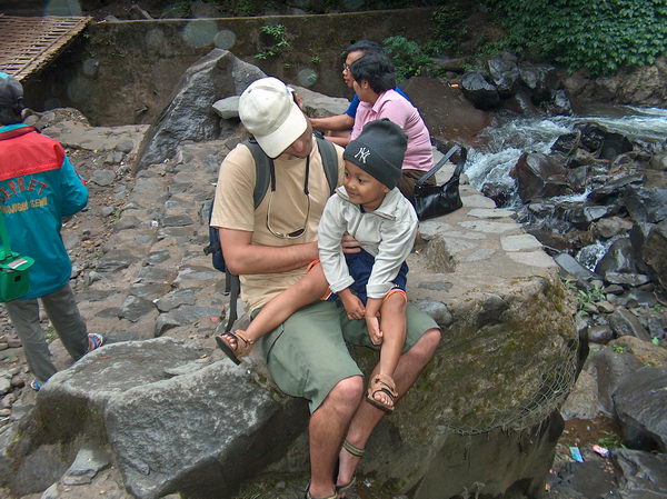 Hladovi hned nacpali děcko, aby se mohlo vyfotit s "bule" (bělochem)