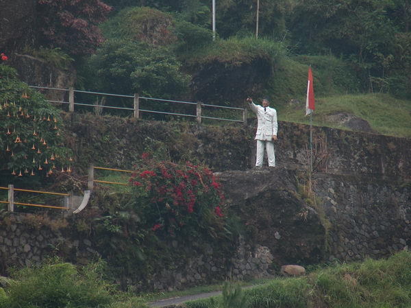 Na protějším svahu socha Sukarna (či koho) ukazuje vstříc světlým zítřkům. Jdeme nahoru do kopců na výlet.