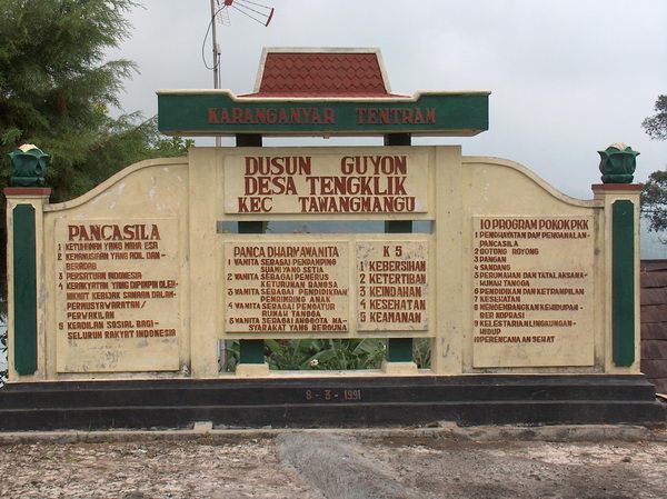 Ideologicko-politická nástěnka horské vesničky