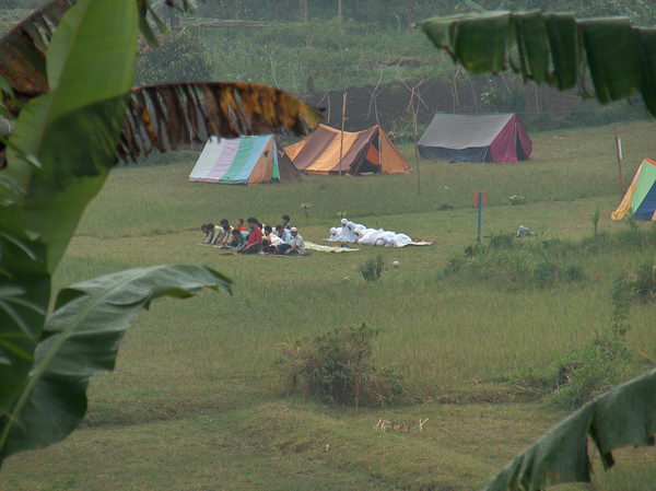 Míjíme i horský tábor skautů - muslimů (!). Právě je čas modlitby
