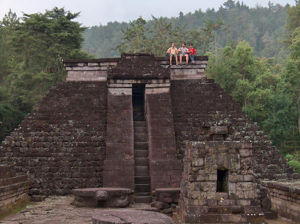 Záhadný Candi Sukuh, ačkoli teprve nějakých 500 let starý, nese známky daleko starších kultur...