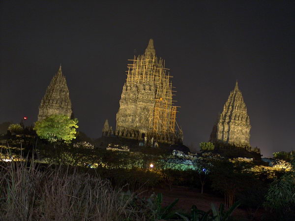 Cestou do Yogyakarty zastavujeme u Prambananu - obřího hinduistického chrámu z 8.-10. století. Noční snímek.