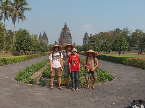 Ráno kupujeme slušivé klobouky proti slunci a jdeme na Prambanan