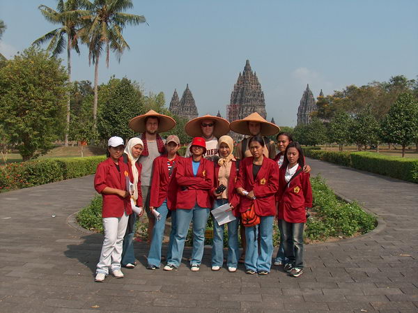 Přidává se k nám hromada studentek, prý mají jakousi praxi v průvodcovtsví:-)