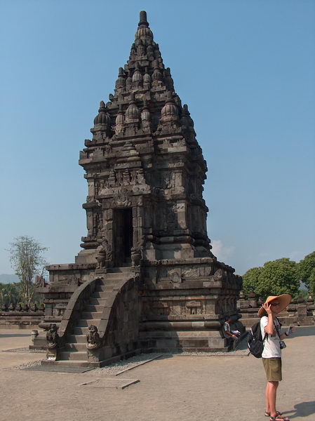 Jedna z věží Prambananu