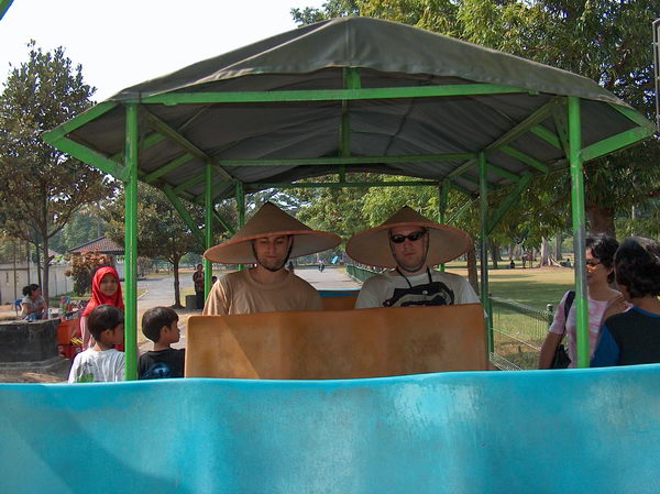 Vláček ke vzdálenějšímu menšímu chrámu