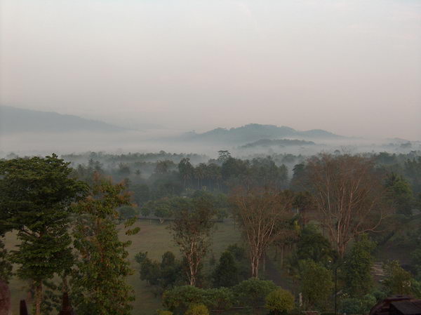 Ranní mlha pod Borobudurem